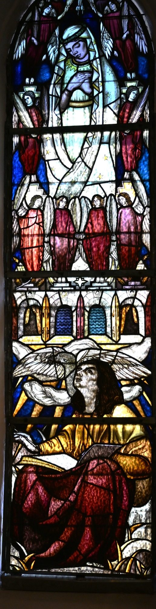 Buntglasfenster mit himmlischen Szenen und Figuren, darunter eine thronende Gestalt.